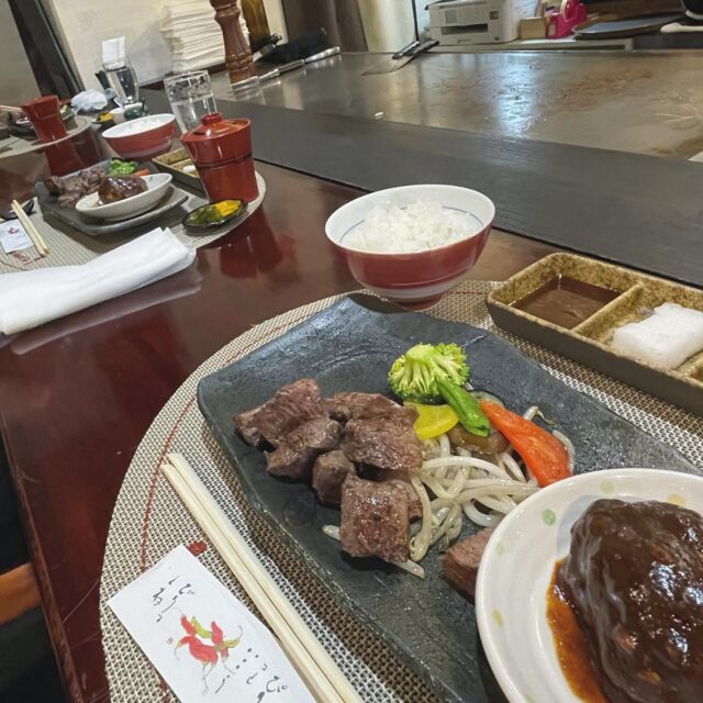 （🥩日常🥩）
今日は山代にあるステーキダイニングつまがりさんでランチをしました🍴
・
ステーキは好きな焼き加減で焼いてもらえるということだったので、しっかり目で焼いていただきました。ガーリックチップと泡塩をつけて食べるとお肉の旨味が際立って、それが最高に美味しくて、、、🤤
また、店内がゆったりとした素敵空間だったのでそこも合わせて、是非食べに行ってみてください🫶🏻
・
つまがりさんでは、弊社から卸している紙おしぼりなどをお使いいただいています。いつもありがとうございます♬
・
【ステーキダイニングつまがり】
〒922-0242
石川県加賀市山代温泉14区23-62
📞0761-75-7686
・
・
#石川県 #加賀市 #和洋食器  #ガラスメラミン食器  #漆器 #コンテナ類 #木製品  #竹製品  #洗剤類  #テイクアウト容器  #料理演出用品  #消耗品  #ファニチャー  #テーブルウェア  #厨房機器 #調理器具  #衛生用品  #清掃用品  #包装資材類  #調理備品 #製菓用品  #ベーカリー用品  #白衣  #ユニフォーム #ステーキ　#お店紹介 #山代温泉グルメ