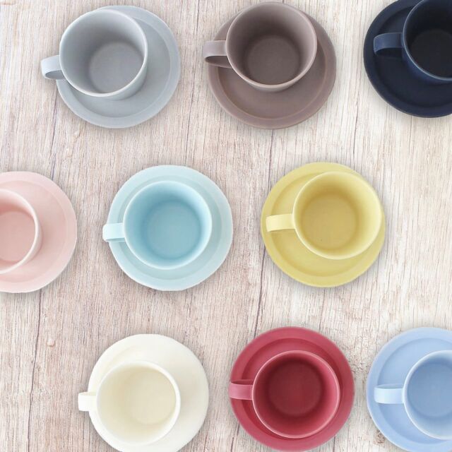 （☕️）
私たちの暮らしに身近な美濃焼の商品のご紹介です😸
・
美濃焼は岐阜県南部の東濃地方で制作されており、多種多様で和洋問わず、生活に溶け込みやすい陶磁器です。
・
こちらの美濃焼のコーヒーカップとソーサーは、優しく自然な風合いがとても綺麗で、カップは軽量で取手が大きいので安定して持てます🤲🏻
・
ちなみに弊社では、来客時にこちらのカップとソーサーを使用しています。
シンプルな上にカラーバリエーションが豊富なので全色欲しくなっちゃいます😣
・
美濃焼の他にも色々な材質のカップやお皿なども取り扱っておりますので、お気軽にお問い合わせ下さい🗣️
・
・
#石川県 #加賀市 #和洋食器  #ガラスメラミン食器  #漆器 #コンテナ類 #木製品  #竹製品  #洗剤類  #テイクアウト容器  #料理演出用品  #消耗品  #ファニチャー  #テーブルウェア  #厨房機器 #調理器具  #衛生用品  #清掃用品  #包装資材類  #調理備品 #製菓用品  #ベーカリー用品  #白衣  #ユニフォーム #コーヒーカップ #ソーサー #美濃焼 #カフェ